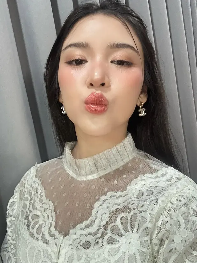 Pesona Tiara Andini Tampil dengan Makeup Look 'Habis Mandi' yang Jadi Tren Lebaran 2025