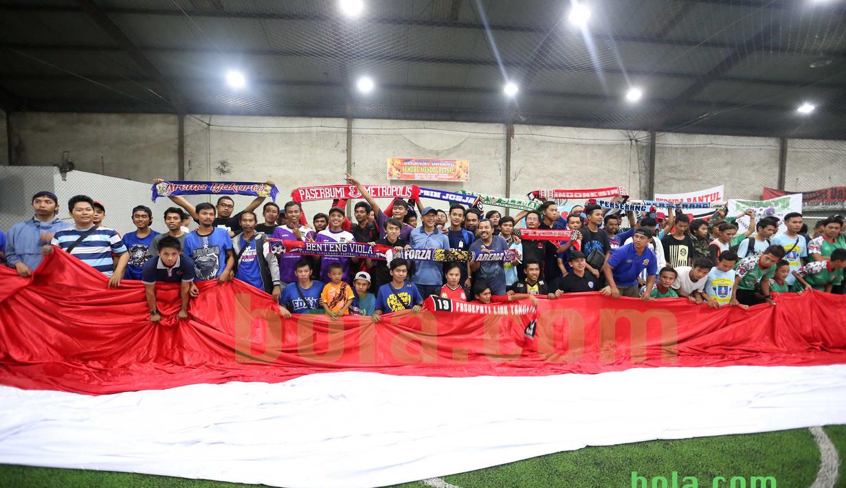 Suporter berfoto usai saat acara menjahit bendera Merah-Putih raksasa di Tangerang, Sabtu (31/10/2015). Selain ingin mencatat rekor dunia, tema dasar adalah "One Soul, One Nation Untuk Sepakbola Indonesia".  (Bola.com / Nicklas Hanoatubun).