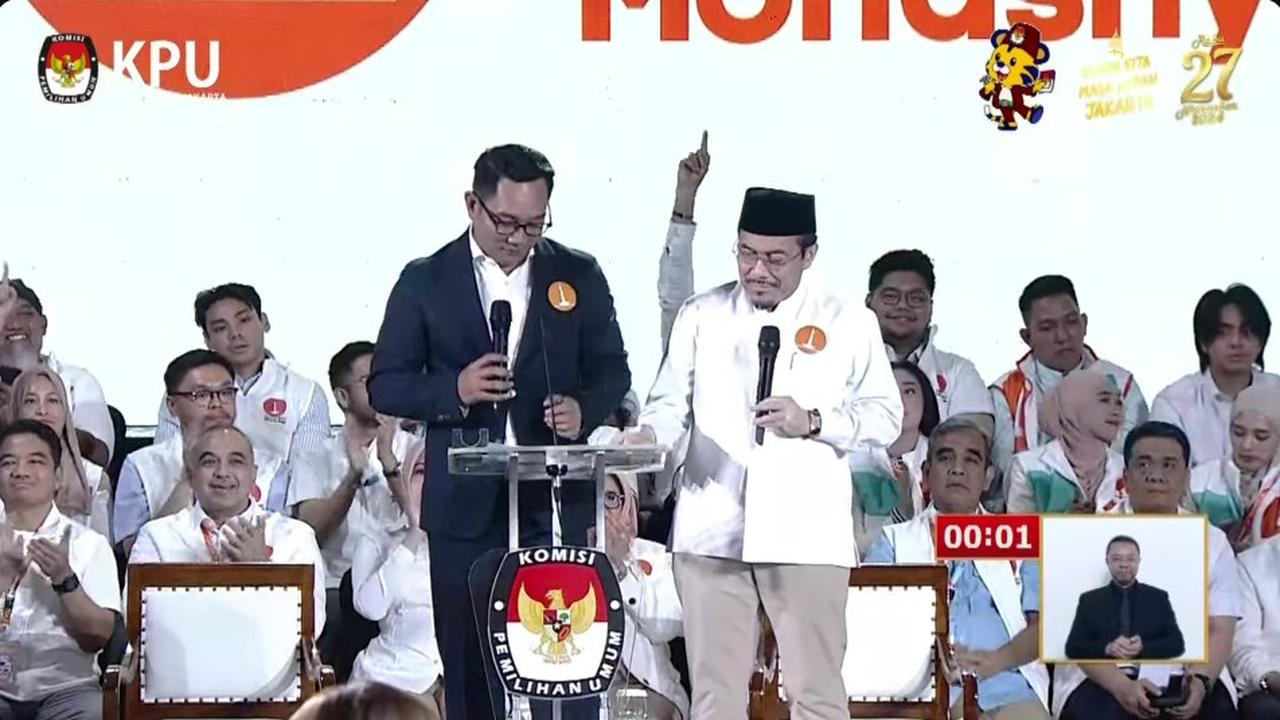 Pasangan calon gubernur dan calon wakil gubernur nomor urut 1 Ridwan Kamil-Suswono saat membacakan visi misi di debat terakhir atau debat ketiga Pilkada Jakarta 2024.