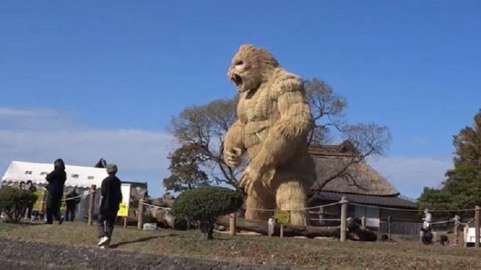 Penduduk Jepang Bangun Patung Gorila Raksasa Demi Usir Virus Covid-19. Sumber: World of Buzz