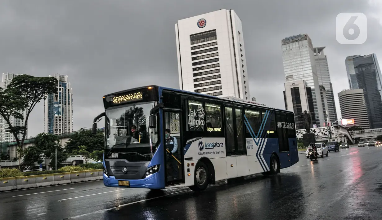 Bus Transjakarta saat melintas di Jalan Jenderal Sudirman, Jakarta, Minggu (1/11/2020). DKI Jakarta meraih penghargaan sebagai Kota Terbaik dunia di bidang inovasi transportasi dalam ajang Sustainable Transport Award (STA) 2021. (merdeka.com/Iqbal S. Nugroho)