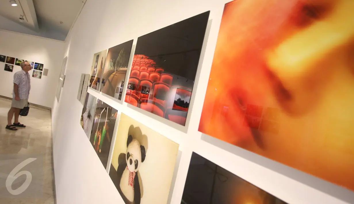 Pengunjung mengamati karya yang dipajang dalam pameran fotografi Permata PhotoJournalist Grant (PPG) 2016 Angkatan VI di Erasmus Huis, Jakarta, Jumat (24/3). Pameran tersebut menggambil tema Trust. (Liputan6.com/Immanuel Antonius)