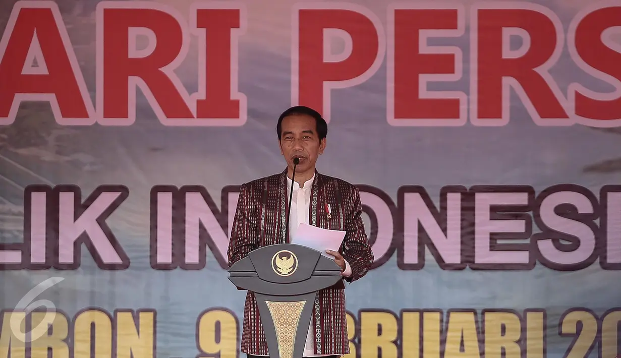 Presiden Joko Widodo (Jokowi) memberikan sambutan pada acara puncak Hari Pers Nasional (HPN) 2017 di Ambon, Maluku, Kamis (9/2). Pada acara puncak HPN ini ditandai dengan pemukulan tifa oleh Presiden Jokowi. (Liputan6.com/Faizal Fanani)