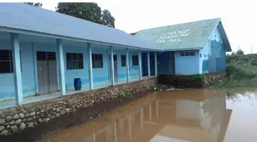 Kondisi bangunan SMUN 19 Makassar, Sulawesi Selatan rusak parah. Akibatnya, pelaksanaan Ujian Nasional 2015 ini hanya memanfaatkan 4 ruang kelas untuk menampung 74 siswa yang mengikuti UN di hari pertama ini, Senin (13/4/2015). 