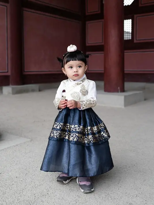 Tak ketinggalan Ameena mengenakan hanbok warna putih-navy dan aksesori kepala. Penampilannya cucu Ashanty dan Krisdayanti ini sukses bikin gemas netizen hingga dipuji bak putri Korea. [@attahalilintar]