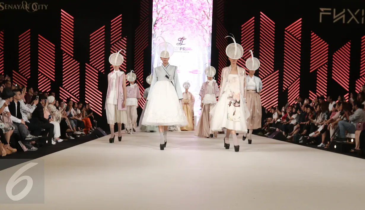 Model membuka peragaan busana rancangan Denny Wirawan dalam acara Senayan City Fashion Nation ke-11, Jakarta, Jumat (7/4). (Liputan6.com/Herman Zakharia)
