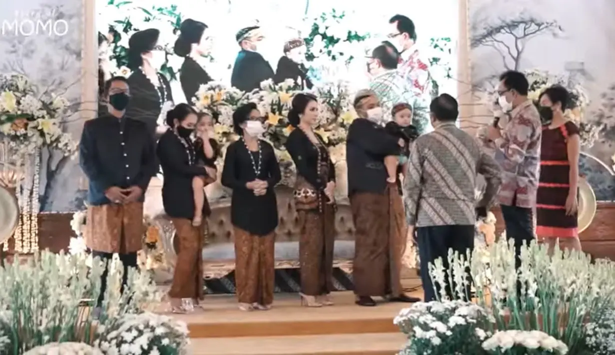 Tedak siten anak kedua Momo Geisha (Youtube/Momo Youtube Channel)