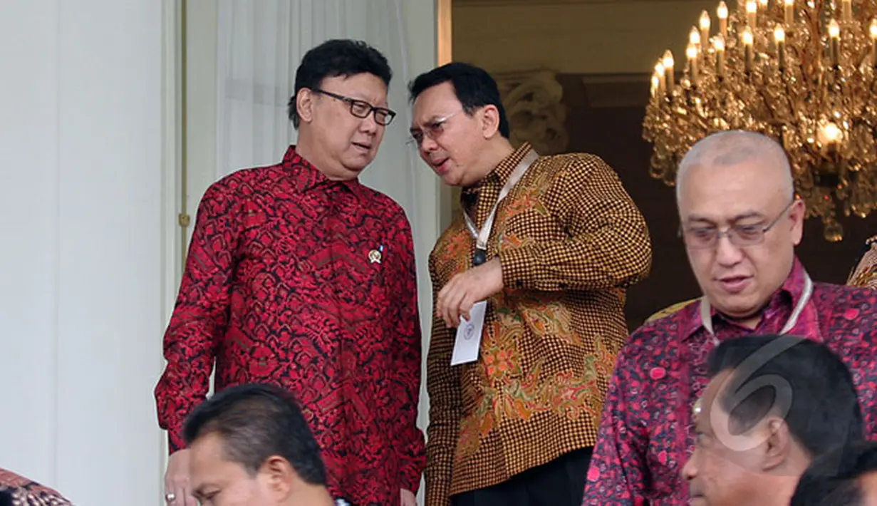 Menteri Dalam Negeri, Cahyo Kumolo (kiri) saat berbincang dengan Basuki Tjahaja Purnama, Bogor, Jum'at (13/2/2015). Presiden Joko Widodo memberikan pernyataan seputar isu pelantikan Komjen Budi Gunawan menjadi Kapolri. (Liputan6.com/Faizal Fanani)
