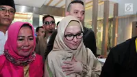 Lyra Virna ditemani suaminya, Fadlan Muhamad, dan pengacaranya saat melakukan pemeriksaan terkait kasus dengan ADA Travel di Mapolda Metro Jaya,  Jakarta, Selasa (10/10/2017). (Helmi Affandi/Liputan6.com)