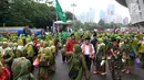 Ribuan kader Muslimat NU bersiap memasuki SUGBK untuk menghadiri Harlah ke-73 Muslimat NU di Jakarta, Minggu (27/1). Selain kader, acara ini juga turut dihadiri Presiden Joko Widodo atau Jokowi dan sejumlah tokoh. (Liputan6.com/JohanTallo)