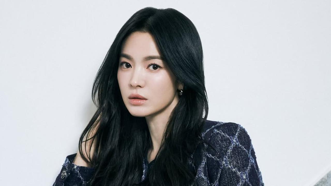Song Hye Kyo Pakai Busana Semi Formal