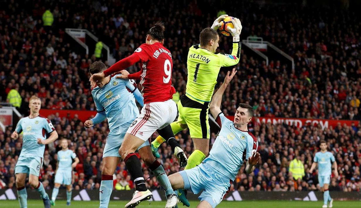 Pemain Burnley berebut bola dengan pemain Manchester United pada laga Premier League 2016-2017 di Stadion Old Trafford, Sabtu (29/10/2016). (Reuters/Phil Noble)