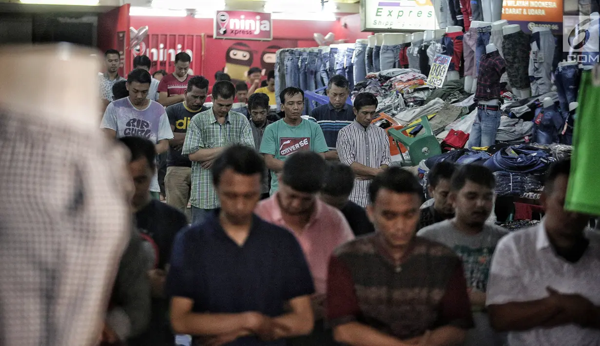 Jemaah melaksanakan salat Jumat di Pasar Tanah Abang, Jakarta, Jumat (10/5/2019). Area masjid yang terbatas membuat jemaah harus mengisi selasar dan lorong di area pasar untuk menjalankan salat. (Liputan6.com/Faizal Fanani)