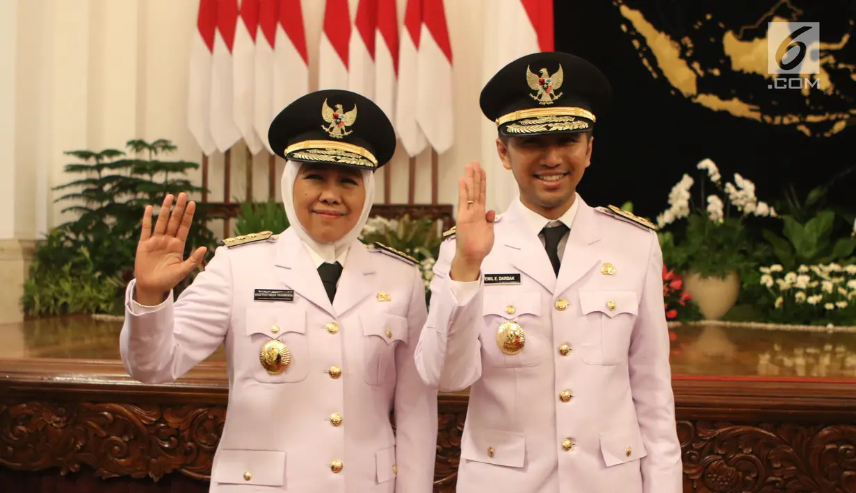 Gubernur dan Wakil Gubernur Jawa Timur periode 2019-2024, Khofifah Indar Parawansa dan Emil Elestianto Dardak foto bersama usai dilantik di Istana Negara, Jakarta, Rabu (13/2). (Liputan6.com/Angga Yuniar)