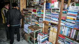 Pengunjung melihat buku di salah satu kios, kawasan Kwitang Jakarta, Jumat (26/6/2020). Sejumlah pedagang mengaku penjualan buku mengalami penurunan hingga 50 persen karena imbauan Pemerintah untuk tinggal dirumah dan libur sekolah selama pandemi COVID-19. (Liputan6.com/Faizal Fanani)