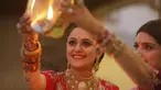 Wanita Hindu mencoba melihat bulan melalui saringan sebagai bagian dari ritual sebelum berbuka puasa sepanjang hari untuk kesejahteraan, kemakmuran, dan umur panjang suami mereka selama festival 'Karwa Chauth', di Jammu, India, Rabu (4/11/2020). (AP Photo/Channi Anand)