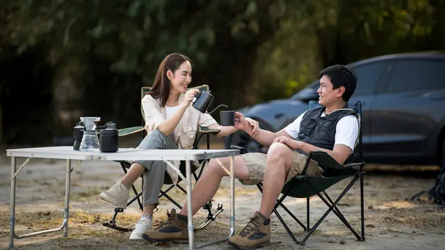 couple desember traveling green