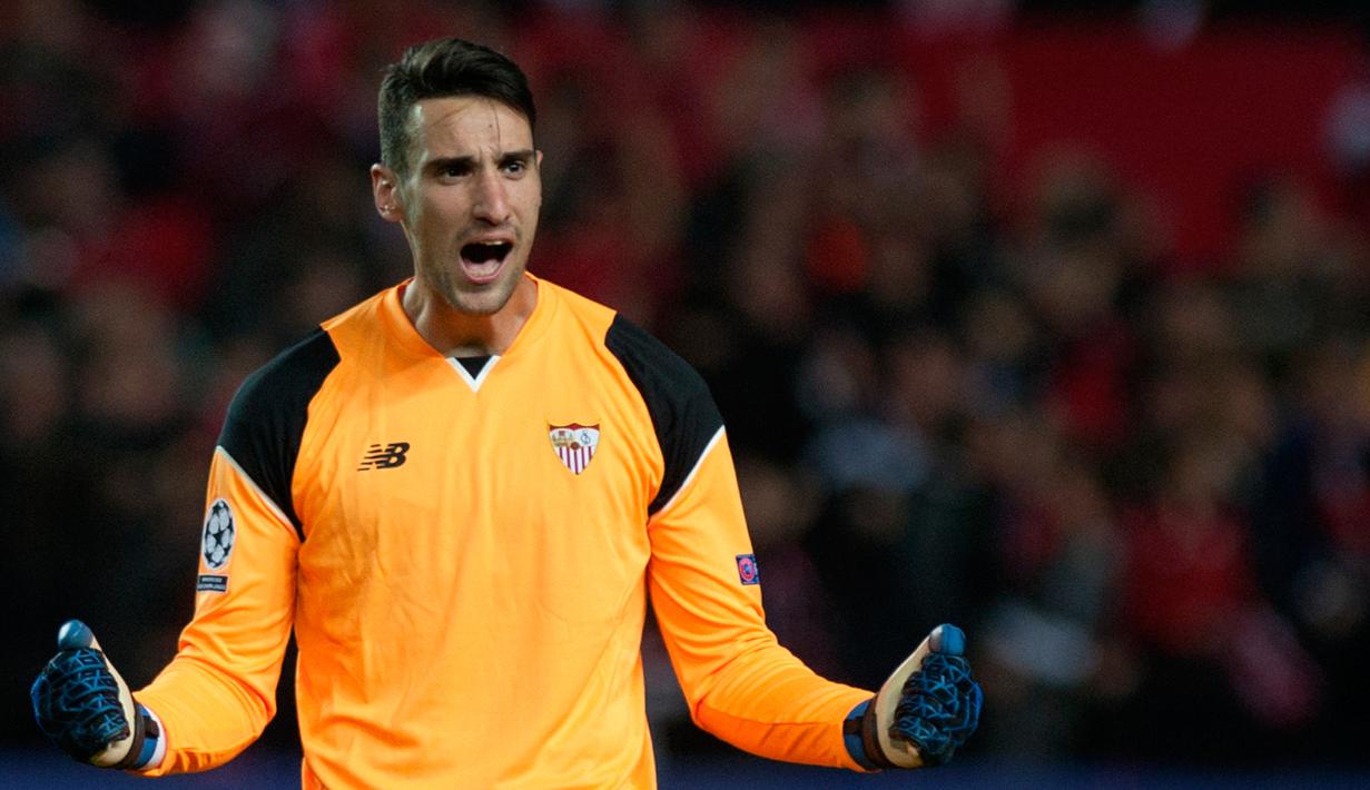 Ekspresi kiper Sevilla, Sergio Rico saat bertanding melawan Leicester City di Stadion Ramon Sanchez Pizjuan, Sevilla, Spanyol. Walau masih berusia 24 tahun, kiper asal Spanyol ini dianggap memiliki kualitas setara dengan Buffon. (AFP PHOTO/JORGE GUERRERO)