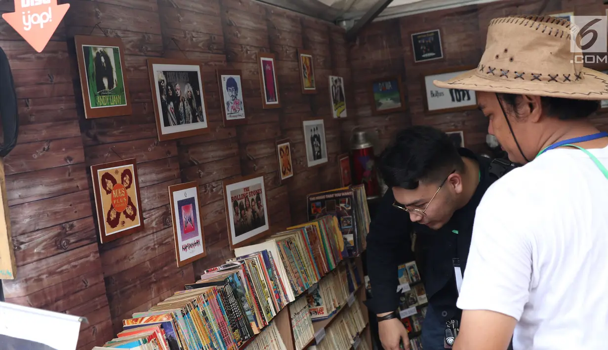 Pengunjung melihat-lihat buku komik era dulu saat gelaran The 90’s Festival di Gambir Expo Kemayoran, Jakarta, Sabtu (10/11). The 90’s Festival kali ini merupakan yang keempat. (Liputan6.com/Helmi Fithriansyah)