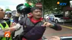 Pengendara motor ini pun beralasan, aktivitas polisi tidak dilengkapi surat perintah razia.