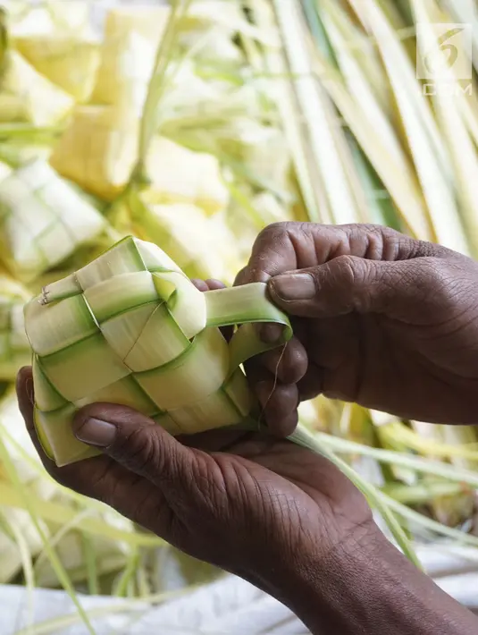 Pedagang menganyam kulit ketupat yang akan dijual di kawasan Bintaro, Jakarta, Sabtu (10/8/2019). Menjelang Idul Adha, para pedagang menjual kulit ketupat dengan harga sekitar Rp 8 ribu per sepuluh buah tergantung ukuran. (Liputan6.com/Herman Zakharia)