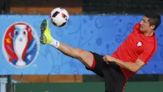 Pemain Polandia, Robert Lewandowski melakukan jugling saat sesi latihan di lympic Marseille Training Ground, Marseille, Prancis, (29/6/2016). (REUTERS/Kai Pfaffenbach)