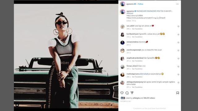 Kumpulan Potret Keren Agnez Mo Berpose dengan Mobil Mewah (@agnezmo/Instagram)