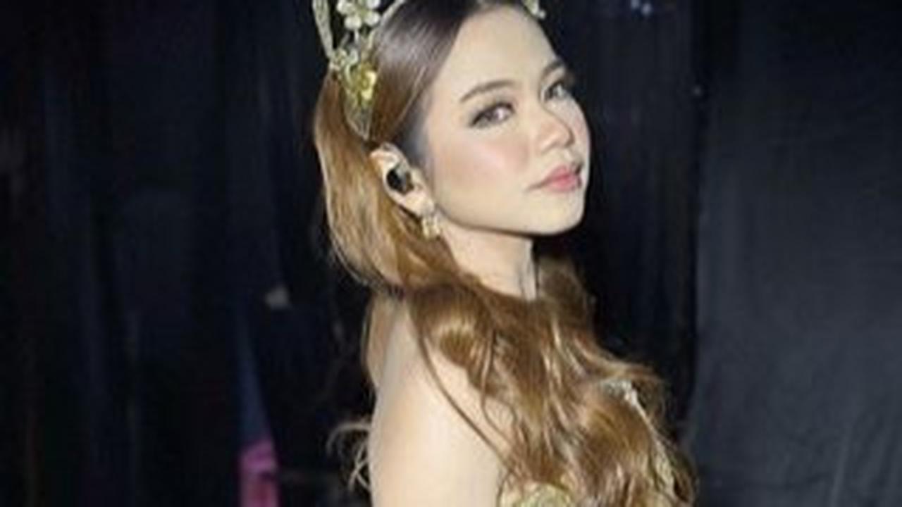 7 Foto Ruang Tamu Lady Rara yang Bikin Betah, Bernuansa Monokrom & Semi Industrial Modern