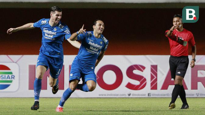 Striker Persib Bandung, Ezra Walian (kanan) melakukan selebrasi usai mencetak gol pertama timnya ke gawang Persebaya Surabaya dalam laga perempatfinal Piala Menpora 2021 di Stadion Maguwoharjo, Sleman, Minggu (11/4/2021). (Bola.com/M Iqbal Ichsan)