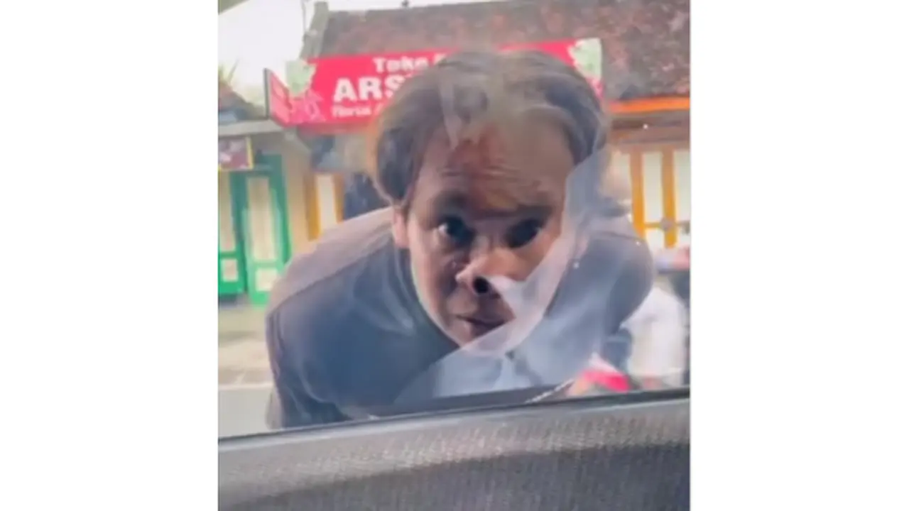 Pegamen Kesal Hingga Memukul Mobil