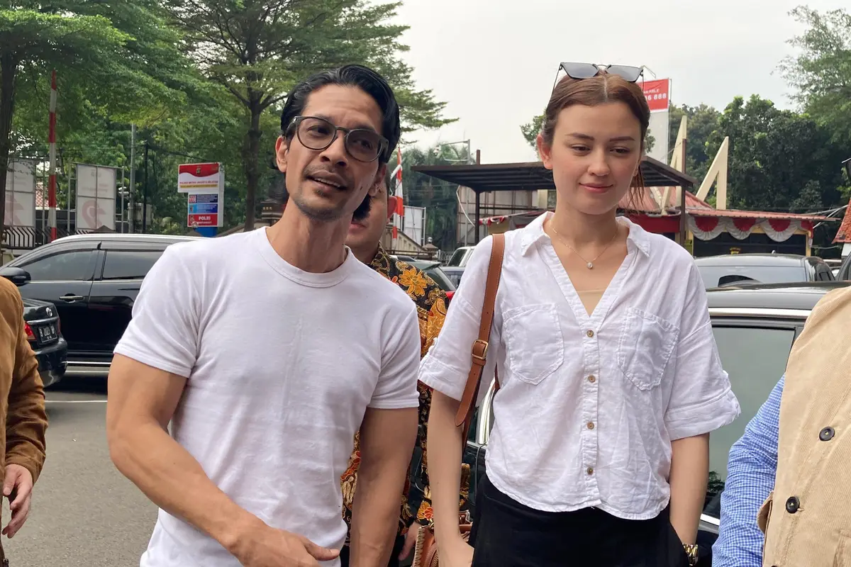 Edward Akbar kembali bertemu dengan Kimberly Ryder di Polres Metro Jakarta Selatan, Jumat (11/7/2025). (Liputan6.com/M Altaf Jauhar)