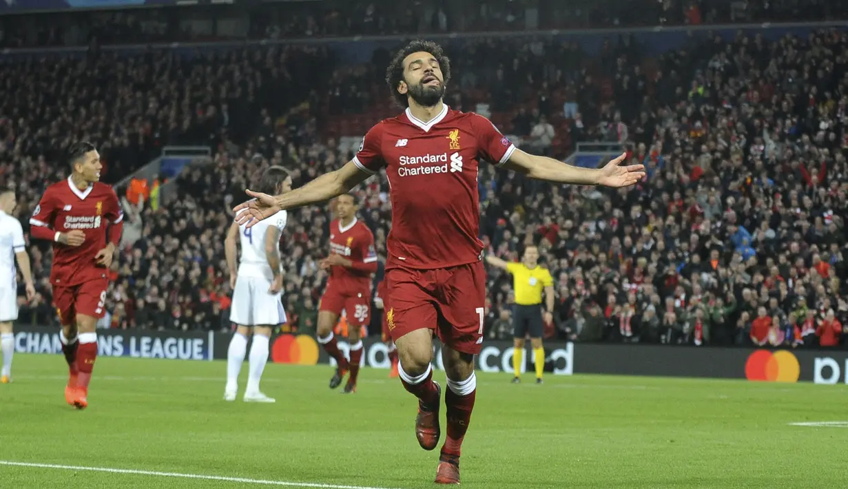 Pemain Liverpool, Mohamed Salah merayakan golnya ke gawang Maribor pada laga Liga Champions grup E di Stadion Anfield, Liverpool, (1/11/2017). Liverpool menang 3-0. (AP/Rui Vieira)
