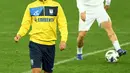 Pelatih Ukraina, Andrii Shevchenko memimpin sesi latihan timnya di stadion Olympiyskiy di Kiev (12/10/2020). Ukraina akan bertanding melawan Spanyol dalam lanjutan UEFA Nations League Divisi A Grup 4 (A4) di Stadion NSK Olimpiyskiy. (AFP/Sergei Supinsky)