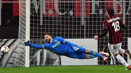Kiper Ludogorets, Jorge Broun menyelamatkan bola yang ditendang pemain AC Milan pada leg kedua babak 32 besar Liga Europa, di San Siro, Milan, Kamis (22/2). AC Milan menang tipis 1-0 sehingga lolos ke babak 16 besar. (Daniel Dal Zennaro/ANSA via AP)