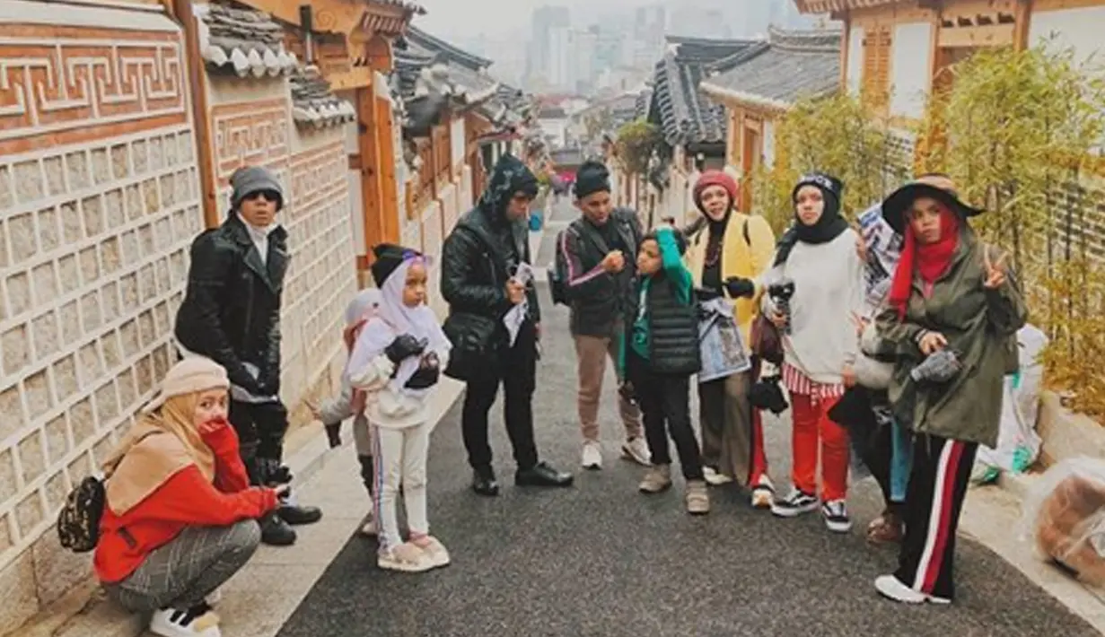 Gen Halilintar juga pernah menghabiskan liburan di Korea Selatan. Berfoto di salah satu desa terkenal di Seoul, Bukchon Hanok menjadi salah satu pilihan mereka. (Liputan6.com/IG/genhalilintar)