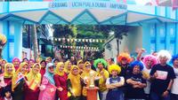 Warga Cluster Cemara Perumahan Depok Maharaja foto bersama saat merayakan keberhasilan mereka peringkat ke-3 Kampung Piala Dunia Terbucin se-Indonesia pada 2022. (Dokumentasi warga Cluster Cemara)