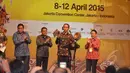Presiden Joko Widodo (kedua kanan) bersama Menteri Perdagangan Rachmat Gobel saat membuka Inacraft 2015 di JCC, Jakarta, Rabu (8/4/2015). Inacraft 2015 ke-17 diikuti 1.600 perusahaan dan berlangsung hingga 12 April mendatang. (Liputan6.com/Faizal Fanani)