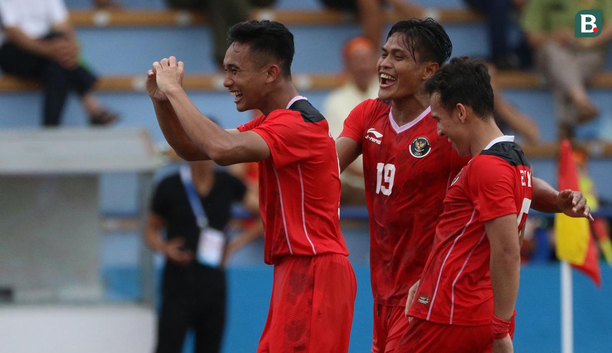 Rizky Ridho yang dipasang menjadi tandem Fachruddin juga tampil apik dalam laga ini. Ia tampil solid dalam bertahan sukses mencetak gol kedua bagi Indonesia lewat tandukannya. (Bola.com/Ikhwan Yanuar)