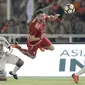 Striker Persija Jakarta, Marko Simic, terjatuh saat berebut bola dengan bek Bali United, Ahmad Agung, pada final Piala Presiden di SUGBK, Jakarta, Sabtu (17/2/2018). Persija menang 3-0 atas Bali United. (Bola.com/M Iqbal Ichsan)