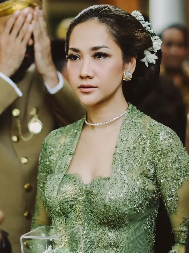 Model Kebaya Modern Pilihan BCL