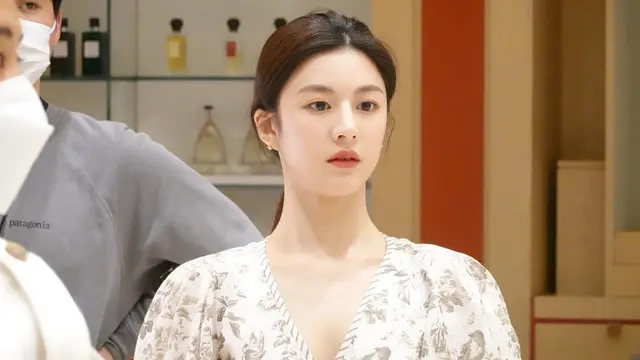 Ekspresi Bengong Go Youn Jung