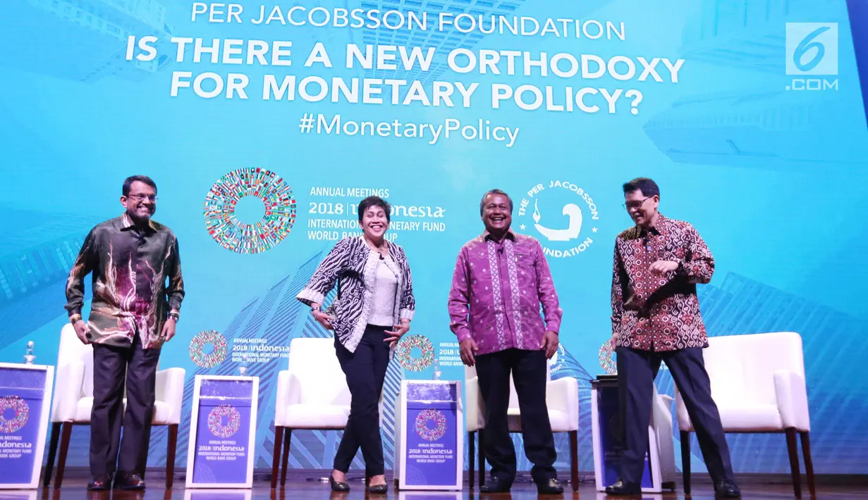 (Dari kiri) Managing Director MAS Ravi Menon foto bersama Gubernur Bank Thailand Veerathai Santiprabhob, Gubernur BI Perry Warjiyo, dan Gubernur Bank Negara Malaysia Nor Shamsiah Mohd Yunus usai seminar di Bali, Jumat (12/10). (Liputan6/Angga Yuniar)