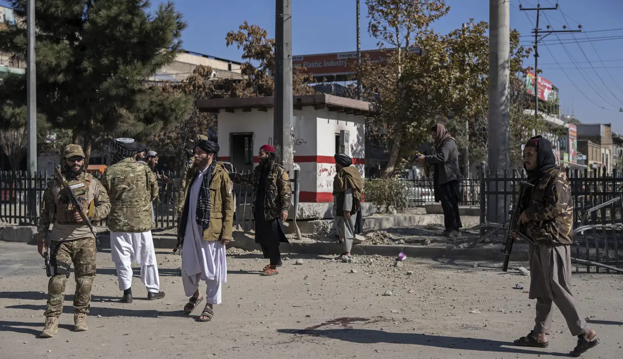 Pejuang Taliban mengamankan daerah itu setelah sebuah bom pinggir jalan meledak di Kabul Afghanistan, Senin (15/11/2021). Bom itu meledak di jalan yang sibuk di ibukota Afghanistan pada hari Senin, melukai dua orang, kata polisi. (AP Photo/Petros Giannacouris)