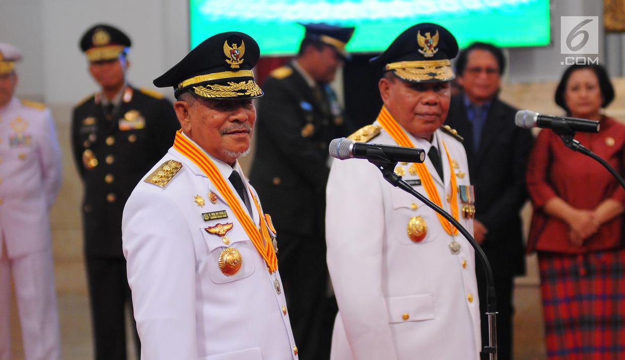 Gubernur dan Wakil Gubernur terpilih Maluku Utara Abdul Gani Kasuba (kiri) dan Al Yasin saat mengikuti proses pelantikan di Istana Negara, Jakarta, Jumat (10/5/2019). Abdul Gani dan Al Yasin merupakan pasangan Gubernur dan Wagub hasil Pilkada Serentak 2018. (Liputan6.com/Angga Yuniar)