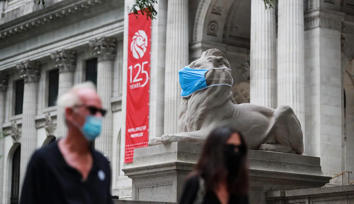 Patung singa "Fortitude" mengenakan masker di depan Perpustakaan Umum New York, 8 Juli 2020. Jumlah kasus COVID-19 di AS telah melampaui angka 3 juta pada Rabu (8/7), tepatnya 3.009.611 kasus hingga pukul 11.34 waktu setempat, menurut lembaga CSSE di Universitas Johns Hopkins. (Xinhua/Wang Ying)