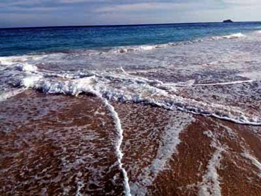 Kabupaten Lembata, NTT, memiliki sejuta wisata indah. Salah satunya adalah Pantai Mingar. (Liputan6.com/Ola Keda)