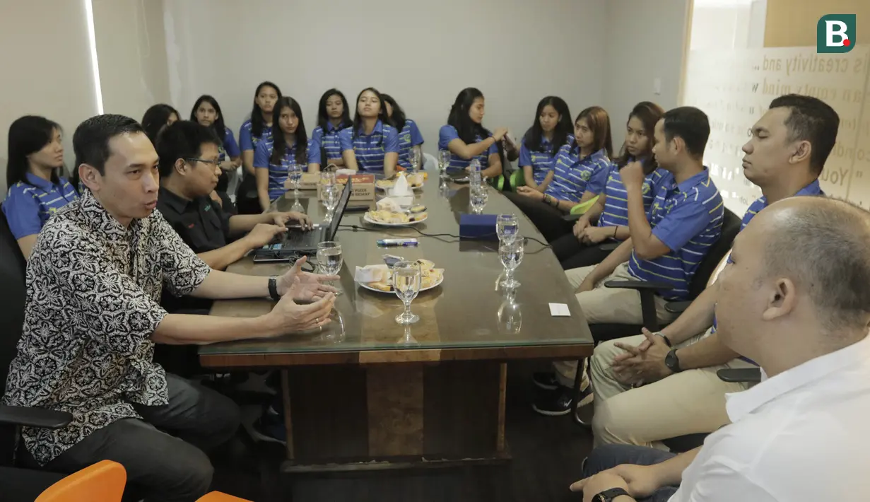 Redpel Bola.com, Erwin Fitriansyah, saat menyambut pebasket Merpati Bali di kantor Bola.com di Gondangdia, Jakarta, Jumat (16/3/2018). Penggawa Merpati Bali berbagi cerita tentang persiapan Srikandi Cup 2018 seri ketiga. (Bola.com/M Iqbal Ichsan)