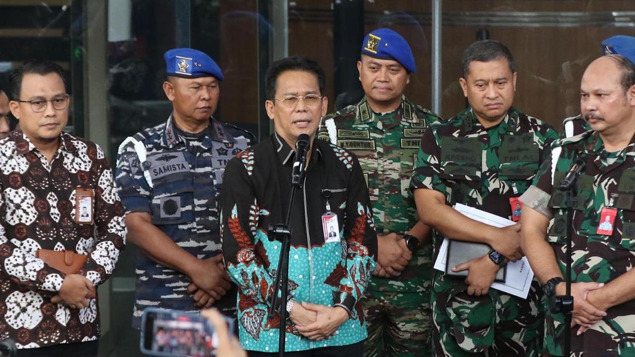 Wakil Ketua Komisi Pemberantasan Korupsi (KPK) Johanis Tanak meminta maaf kepada TNI lantaran menetapkan Kepala Basarnas Marsdya Henri Alfandi sebagai tersangka kasus dugaan suap.

Johanis meminta maaf karena pihaknya tidak berkoordinasi terlebih dahulu