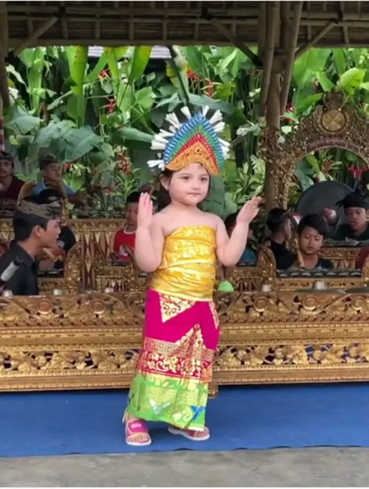Seperti terlihat dari dua video yang baru saja diunggah oleh Ashanty. Arsy berdandan pakaian Bali, ia berdiri didepan para penabuh musik yang mengiringinya. (Instagram/ashanty_ash)