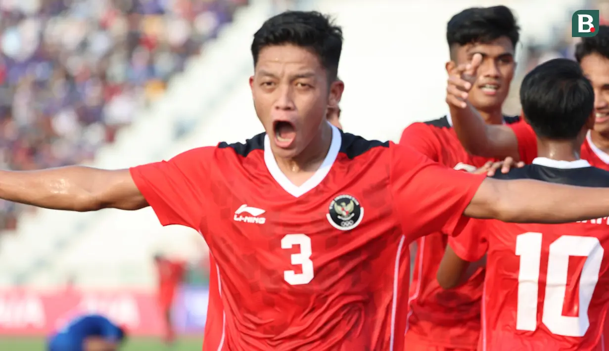 <p>Selebrasi bek Timnas Indonesia U-22, Ilham Rio Fahmi setelah terjadinya gol Marselino Ferdinan ke gawang Filipina pada laga pertama SEA Games 2023 di Olympic Stadium, Phnom Penh, Kamboja, Sabtu (29/4/2023). (Bola.com/Abdul Aziz)</p>